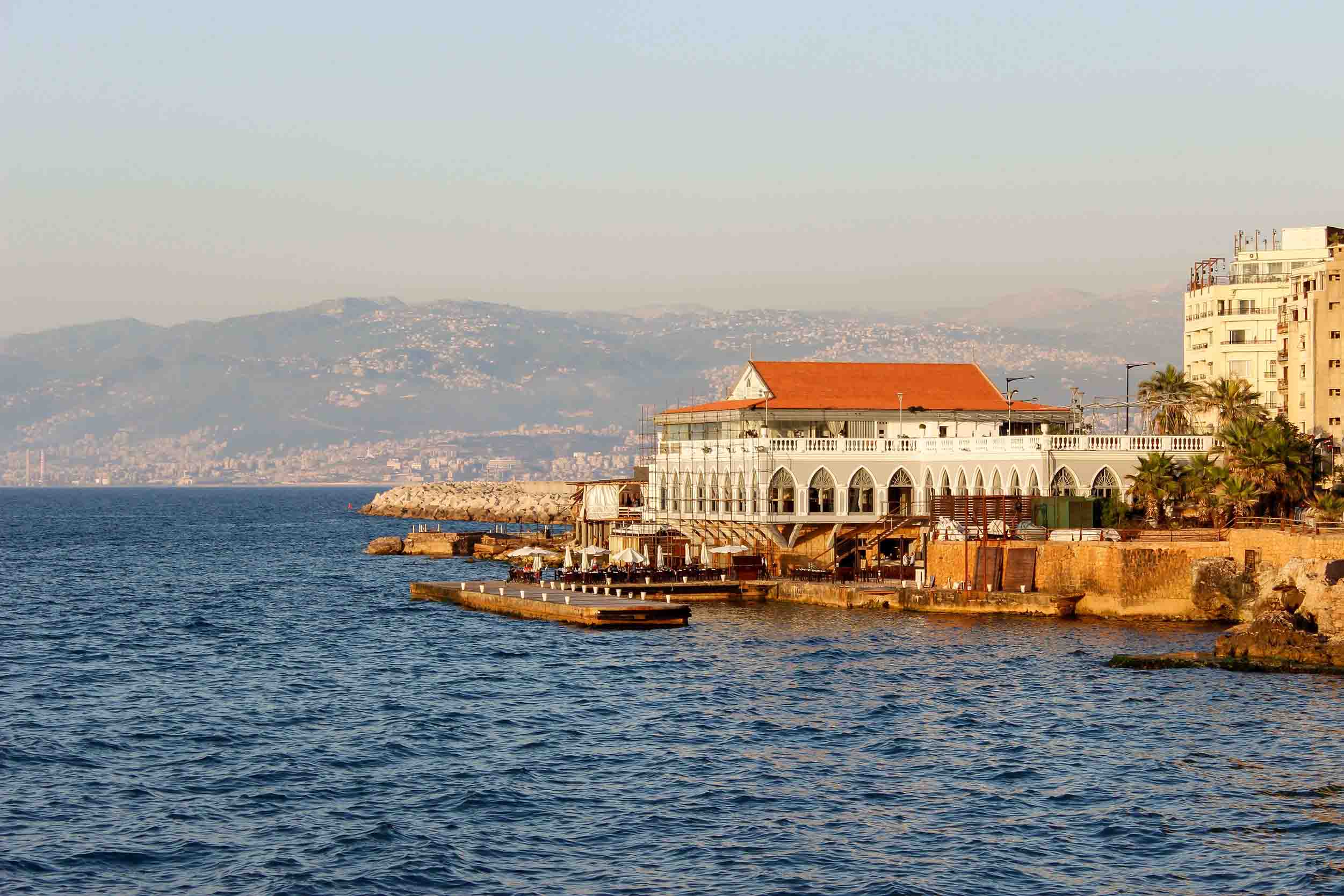 واجهة بيروت البحرية مع جبال لبنان